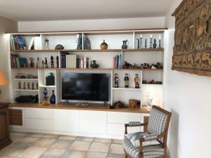 Lire la suite à propos de l’article Meubles TV et bibliothèques : structurez votre salon avec élégance