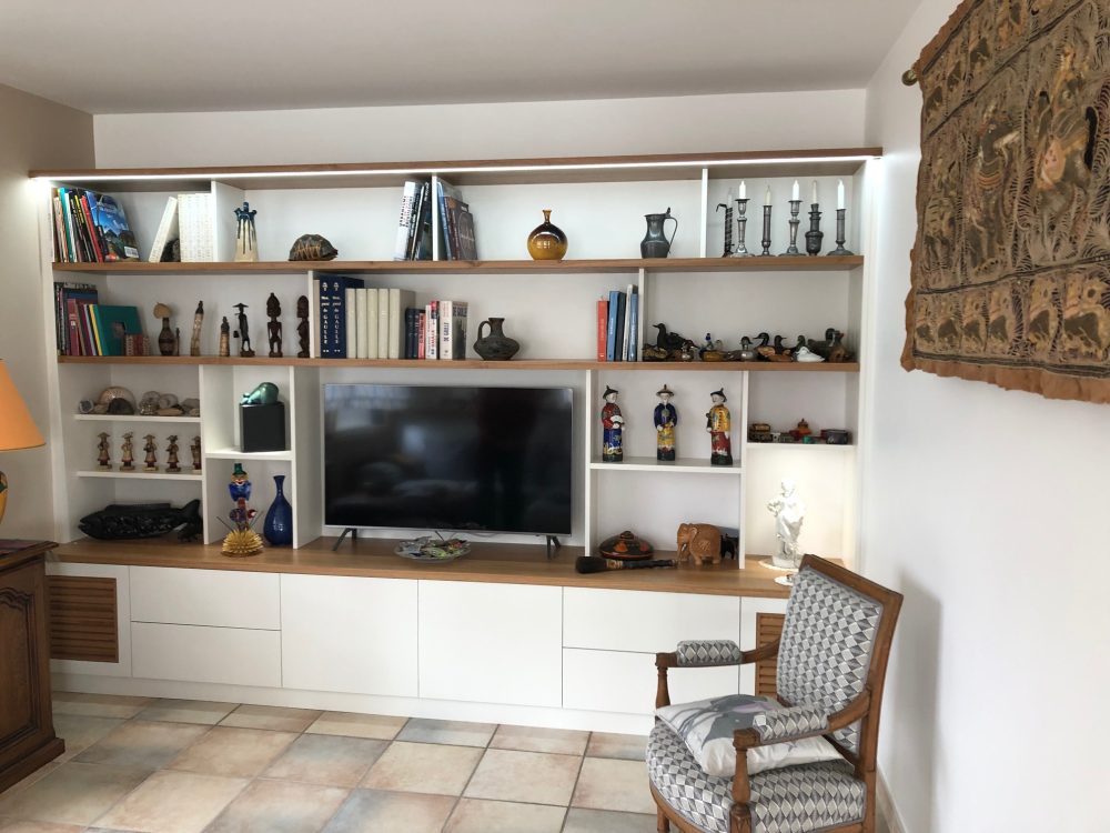 You are currently viewing Meubles TV et bibliothèques : structurez votre salon avec élégance