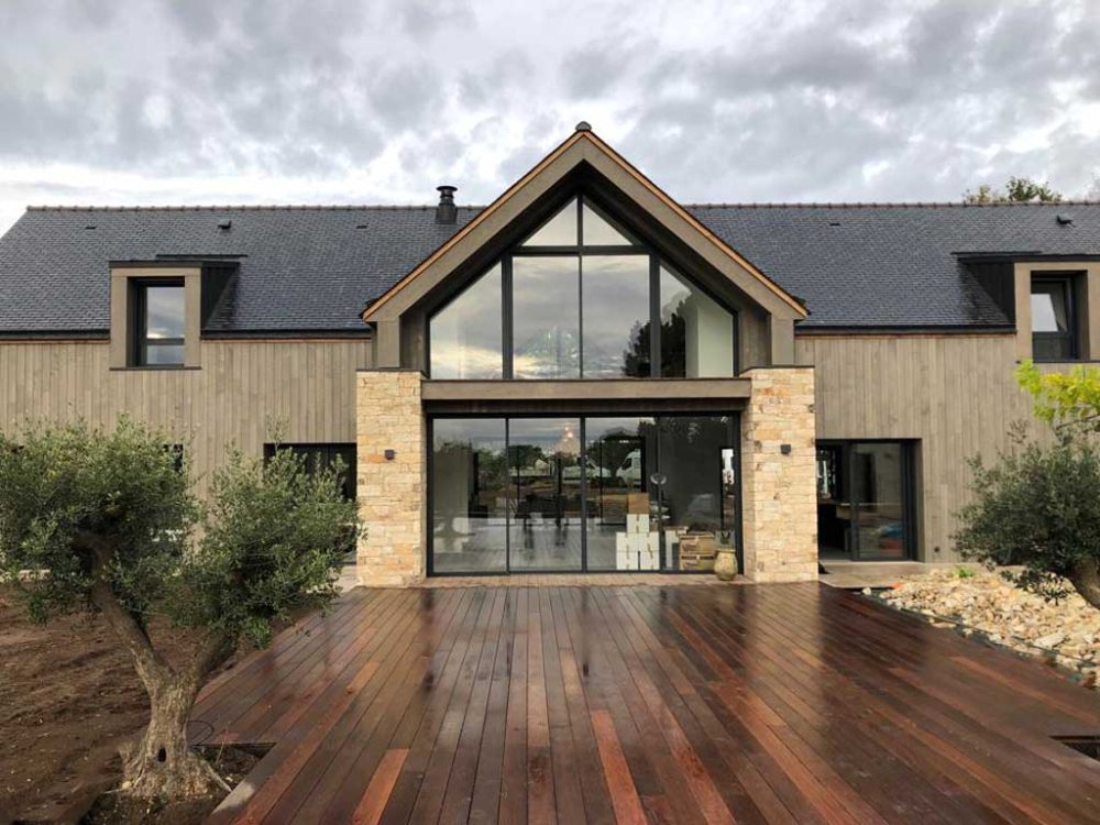 You are currently viewing 🪟 Isolation et confort : bien choisir ses menuiseries bois, alu ou PVC