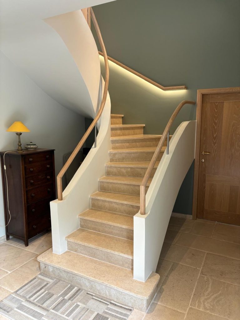 Lire la suite à propos de l’article Escaliers sur mesure : allier design, sécurité et fonctionnalité