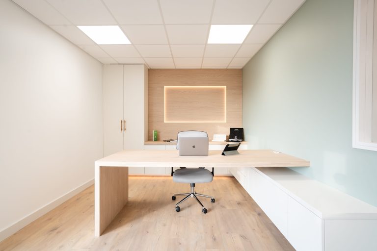 Lire la suite à propos de l’article Créer un bureau sur mesure chez-soi : esthétique et productivité garanties