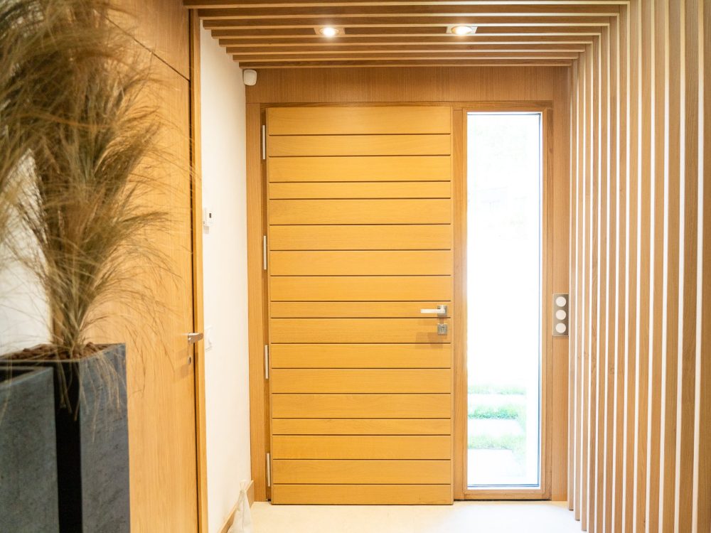 Rénover sa porte d&rsquo;entrée : pourquoi le sur-mesure fait la différence ?