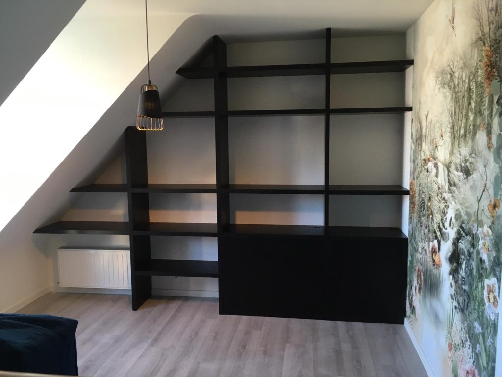 Lire la suite à propos de l’article Optimiser les sous-pentes : des rangements malins et esthétiques