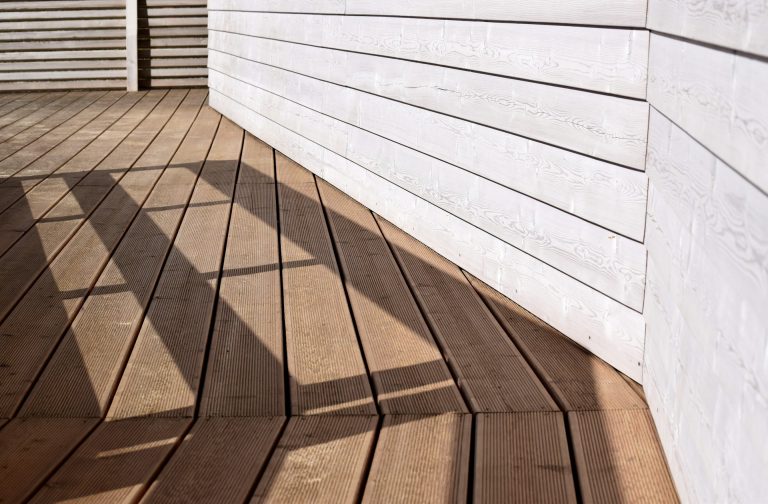Lire la suite à propos de l’article Terrasse bois : comment choisir l&rsquo;essence adaptée à votre environnement ?