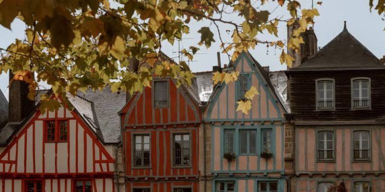 Lire la suite à propos de l’article Bien préparer sa maison pour l&rsquo;automne : portes et fenêtres à l&rsquo;épreuve du froid